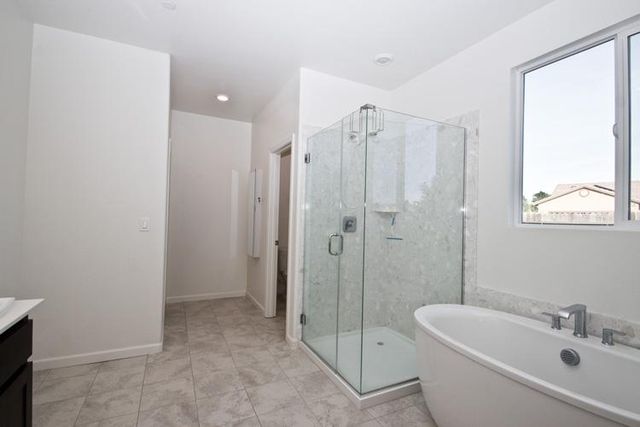 718 Crow Creek Cir, Galt, CA 95632