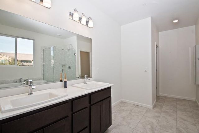 718 Crow Creek Cir, Galt, CA 95632