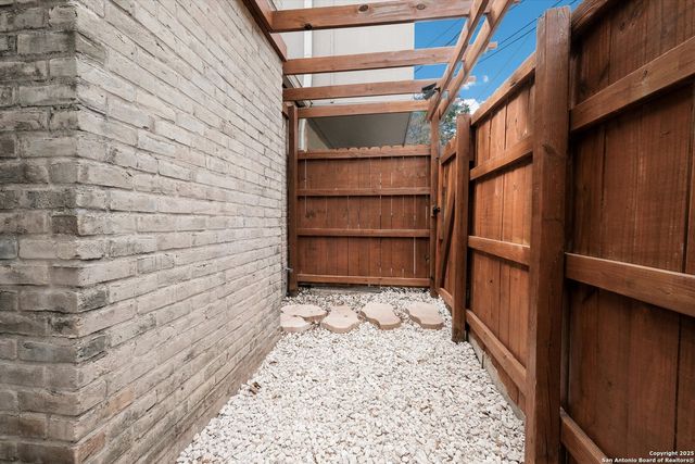 11 Gallery Ct Unit 11, San Antonio, TX 78209