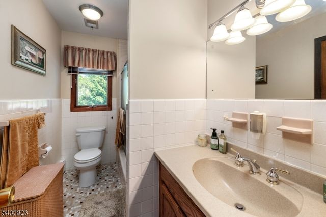 1 Lundy Ter, Butler Boro, NJ 07405