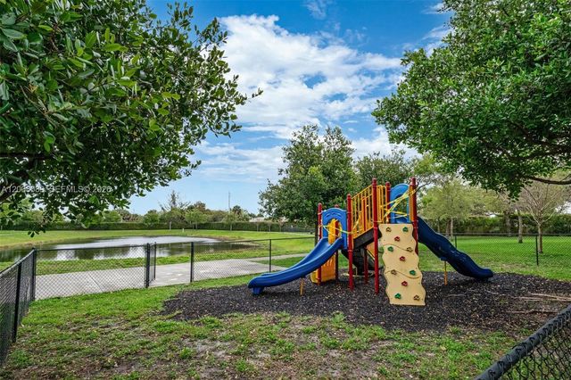 4416 NW 9th St, Plantation, FL 33317