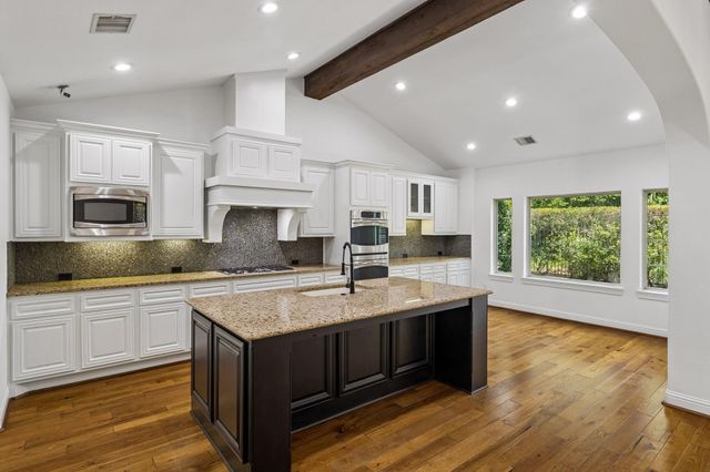 14 Woodglade Way, Tomball, TX 77375