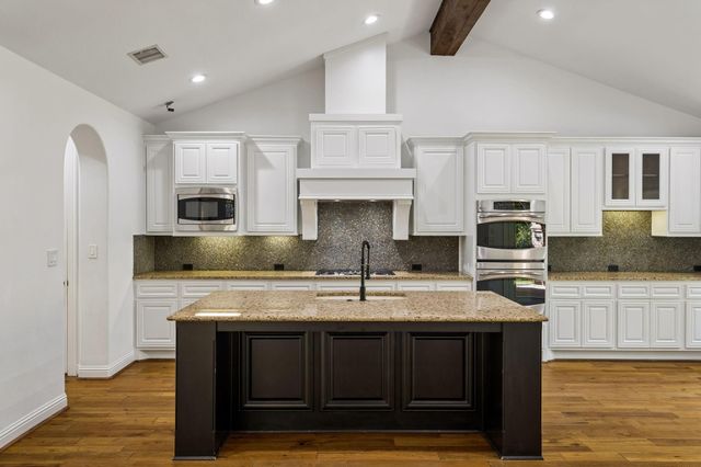 14 Woodglade Way, Tomball, TX 77375