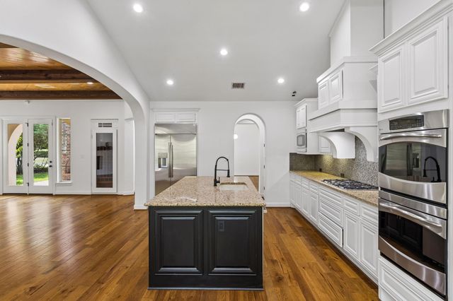 14 Woodglade Way, Tomball, TX 77375