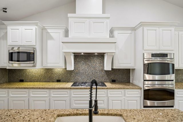 14 Woodglade Way, Tomball, TX 77375