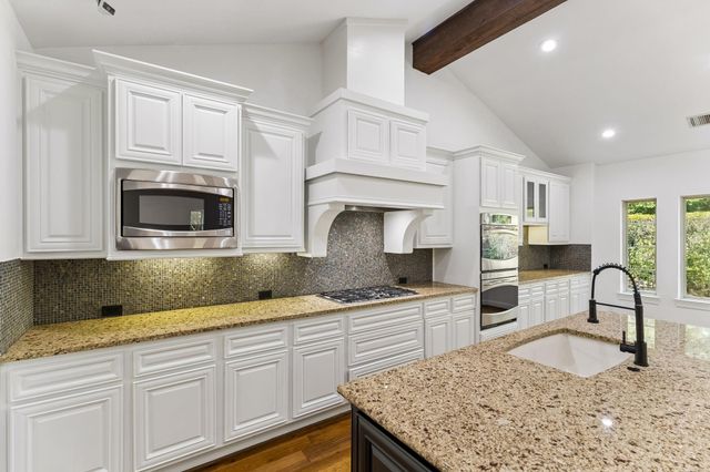 14 Woodglade Way, Tomball, TX 77375