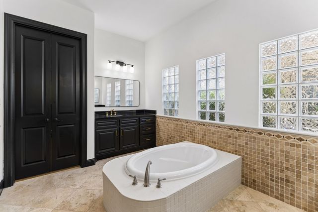 14 Woodglade Way, Tomball, TX 77375