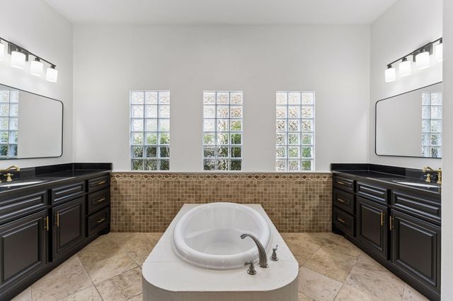14 Woodglade Way, Tomball, TX 77375