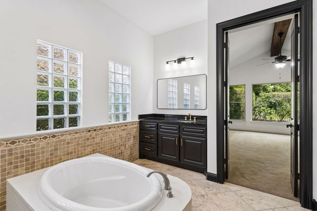 14 Woodglade Way, Tomball, TX 77375
