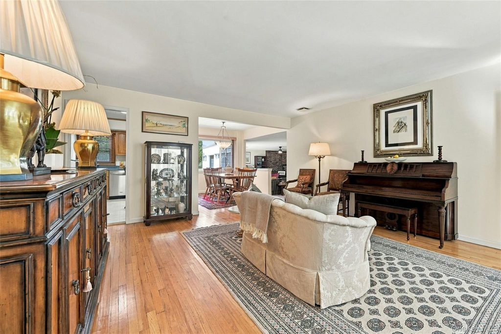 2 Milburn Lane, Huntington, NY 11743 — photo 4