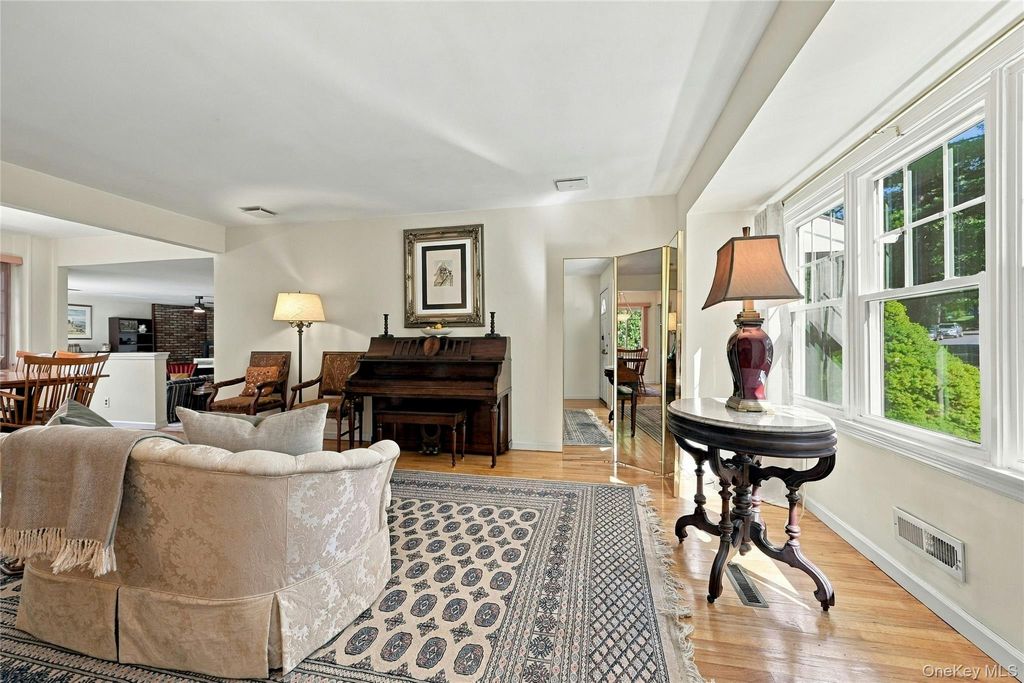 2 Milburn Lane, Huntington, NY 11743 — photo 5