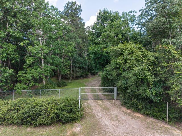 612 Milner Road, Livingston, TX 77351