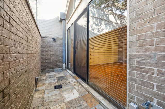10 S Briar Hollow Lane 90, Houston, TX 77027