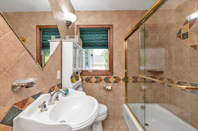2 East Court, Bethpage, NY 11714