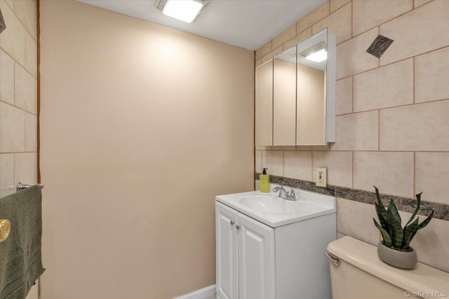 2 East Court, Bethpage, NY 11714