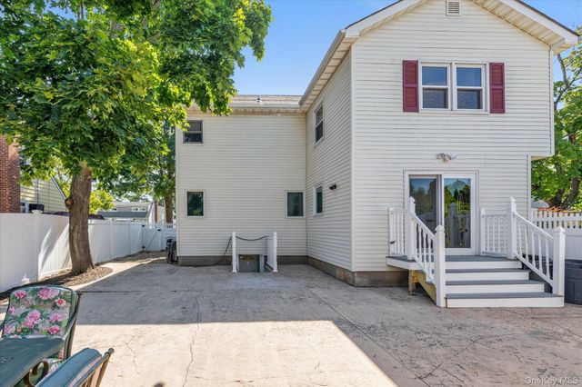 2 East Court, Bethpage, NY 11714