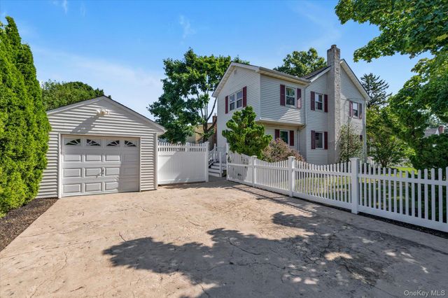 2 East Court, Bethpage, NY 11714