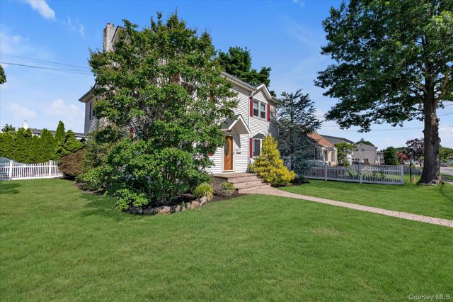 2 East Court, Bethpage, NY 11714
