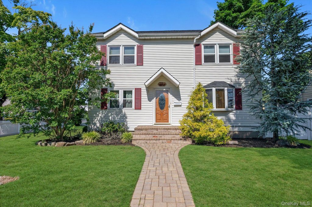 2 East Court, Bethpage, NY 11714
