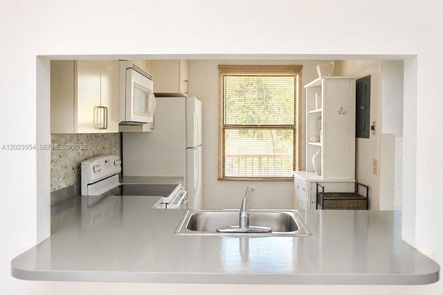 10405 Sunrise Lakes Blvd 205, Sunrise, FL 33322