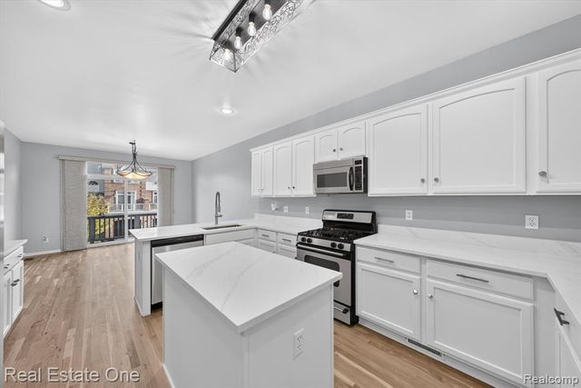 37508 Newburgh Park Circle, Livonia, MI 48152