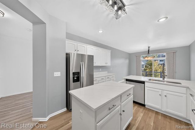 37508 Newburgh Park Circle, Livonia, MI 48152