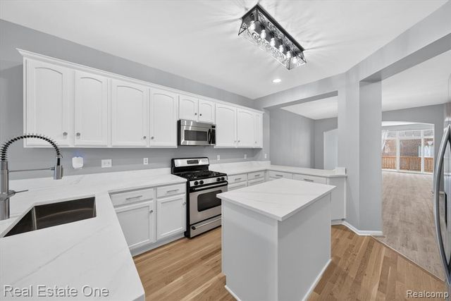 37508 Newburgh Park Circle, Livonia, MI 48152