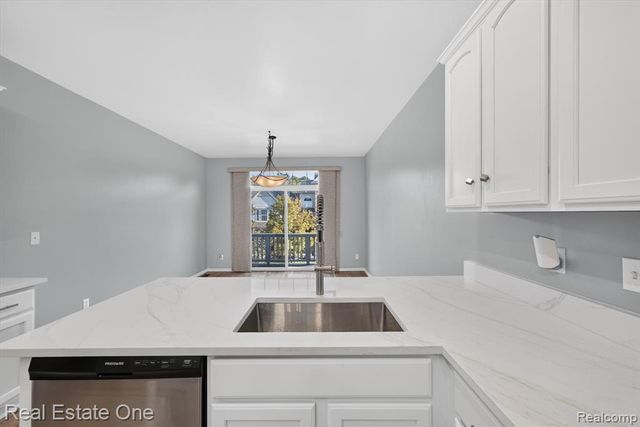 37508 Newburgh Park Circle, Livonia, MI 48152