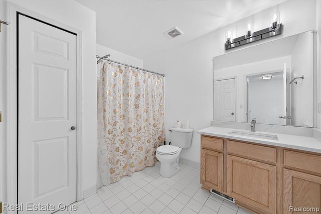 37508 Newburgh Park Circle, Livonia, MI 48152