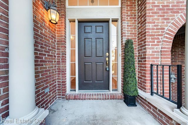 37508 Newburgh Park Circle, Livonia, MI 48152