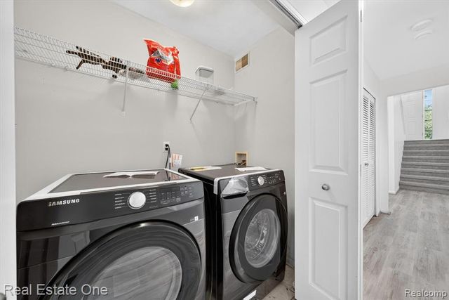 37508 Newburgh Park Circle, Livonia, MI 48152