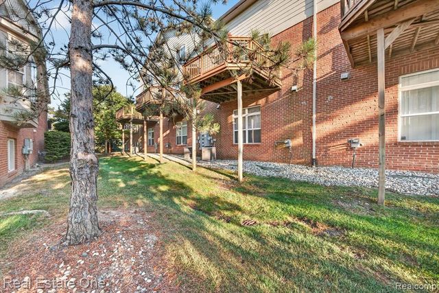 37508 Newburgh Park Circle, Livonia, MI 48152
