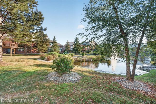 37508 Newburgh Park Circle, Livonia, MI 48152