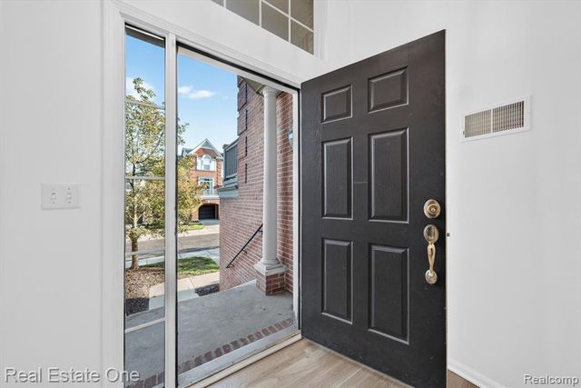 37508 Newburgh Park Circle, Livonia, MI 48152