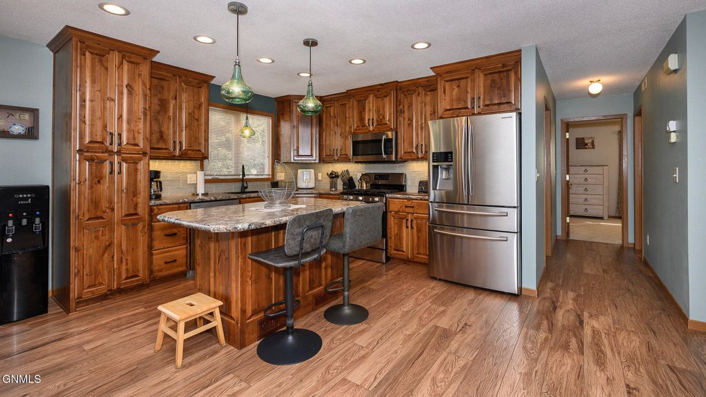 4020 Arlington Drive S, Bismarck, ND 58503 photo 2