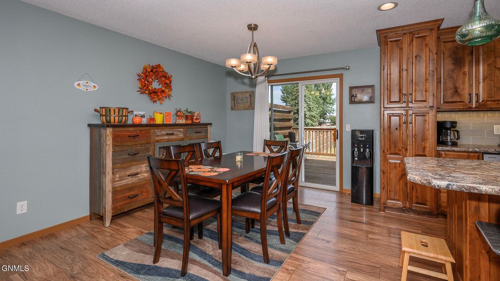 4020 Arlington Drive S, Bismarck, ND 58503 photo 3