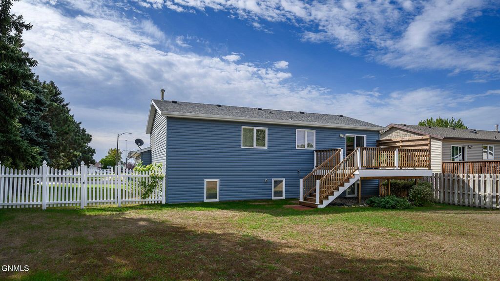4020 Arlington Drive S, Bismarck, ND 58503 photo 4