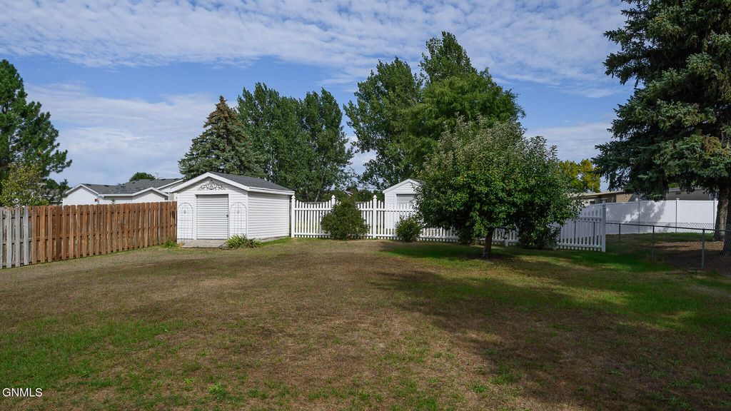 4020 Arlington Drive S, Bismarck, ND 58503 photo 5