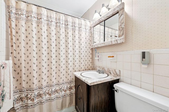 2035 Central Park Avenue 2V, Yonkers, NY 10710
