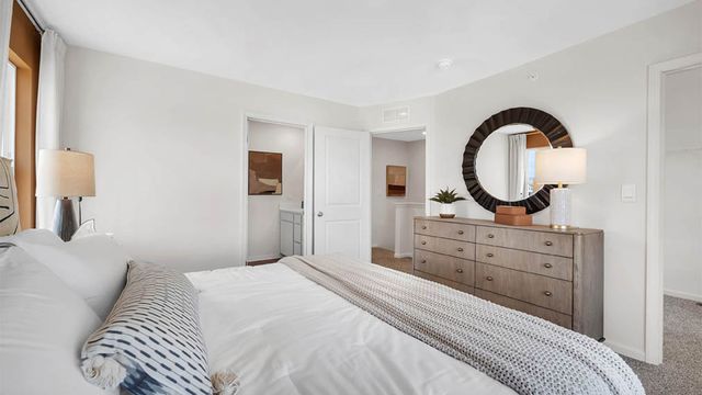 1173 Lakepointe Drive, Schaumburg, IL 60196