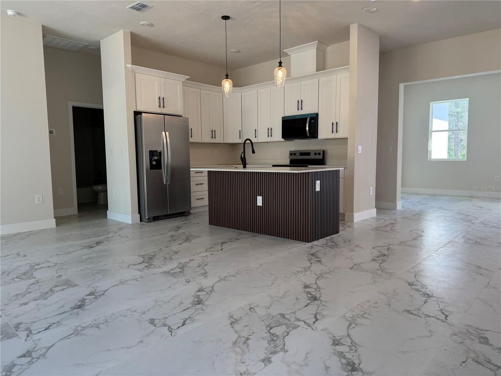 Image 3 of property listing at 6636 N VARSITY AVE, Dunnellon, FL 34434