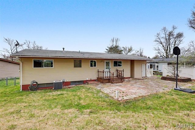 9639 Crestfield Lane, St Louis, MO 63126