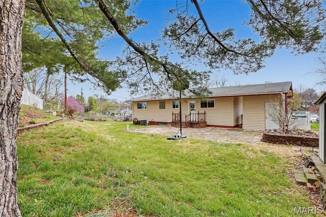 9639 Crestfield Lane, St Louis, MO 63126