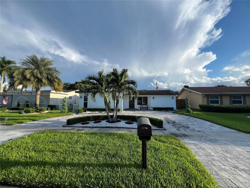 Image 1 of property listing at 11370 NW 46th Pl, Sunrise, FL 33323