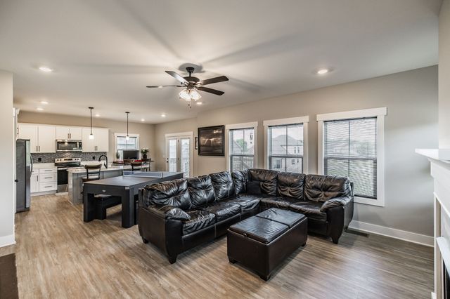 1017 Camden Trl, Greenbrier, TN 37073