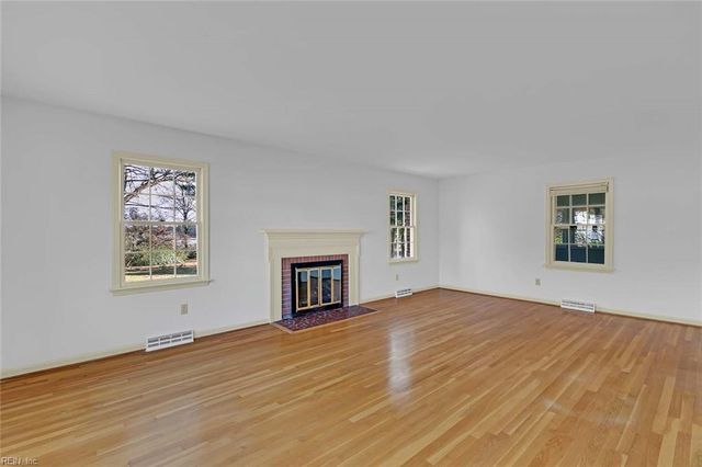 109 Beecham DR, Yorktown, VA 23692