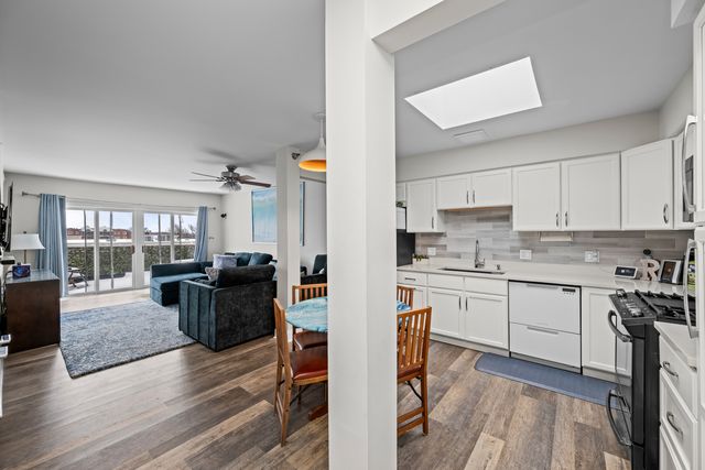 7041 W Touhy Avenue 607, Niles, IL 60714