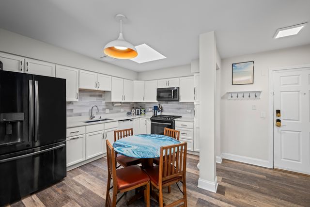 7041 W Touhy Avenue 607, Niles, IL 60714