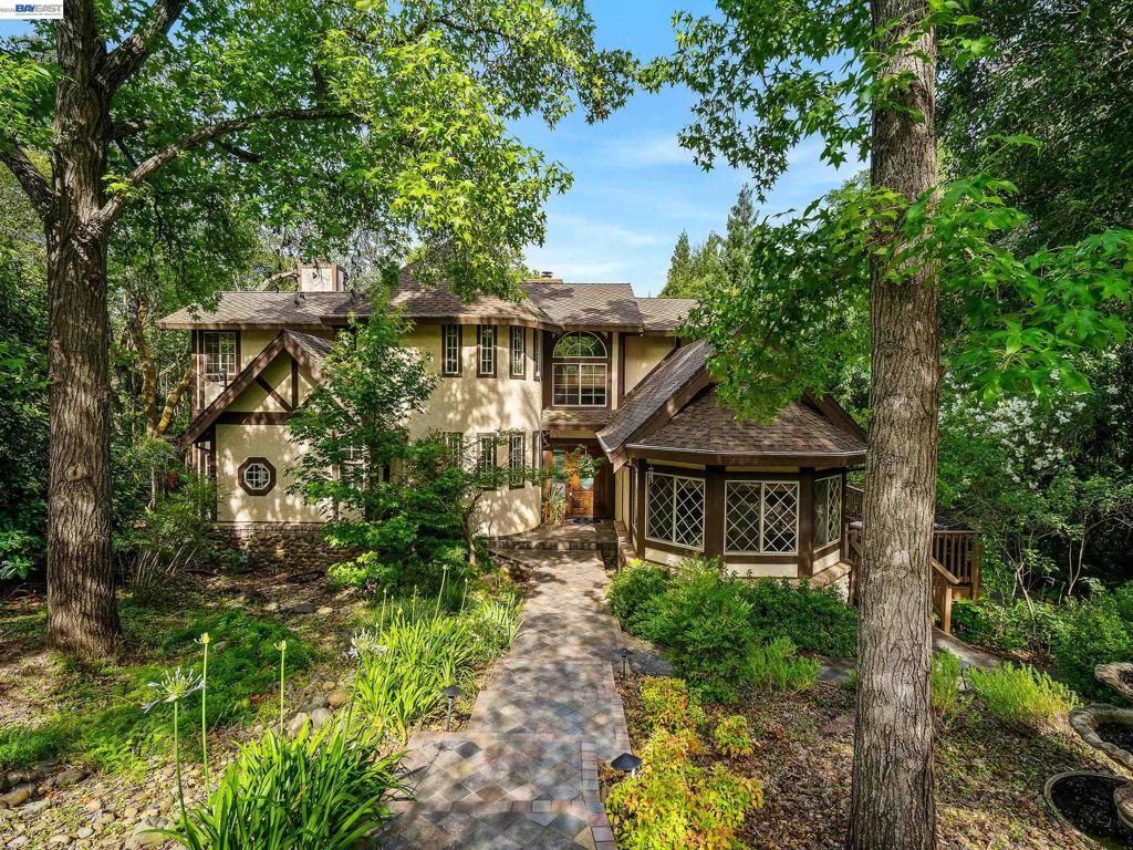 Image 2 of property listing at 8681 Winding Way, Fair Oaks, CA 95628