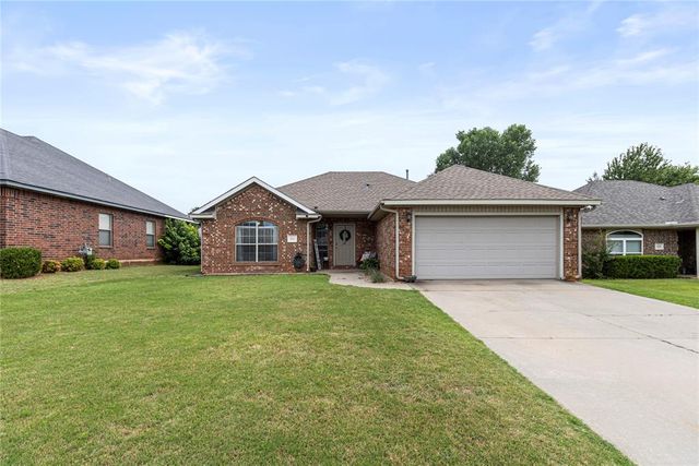 624 E Greenwood Lane, Mustang, OK 73064
